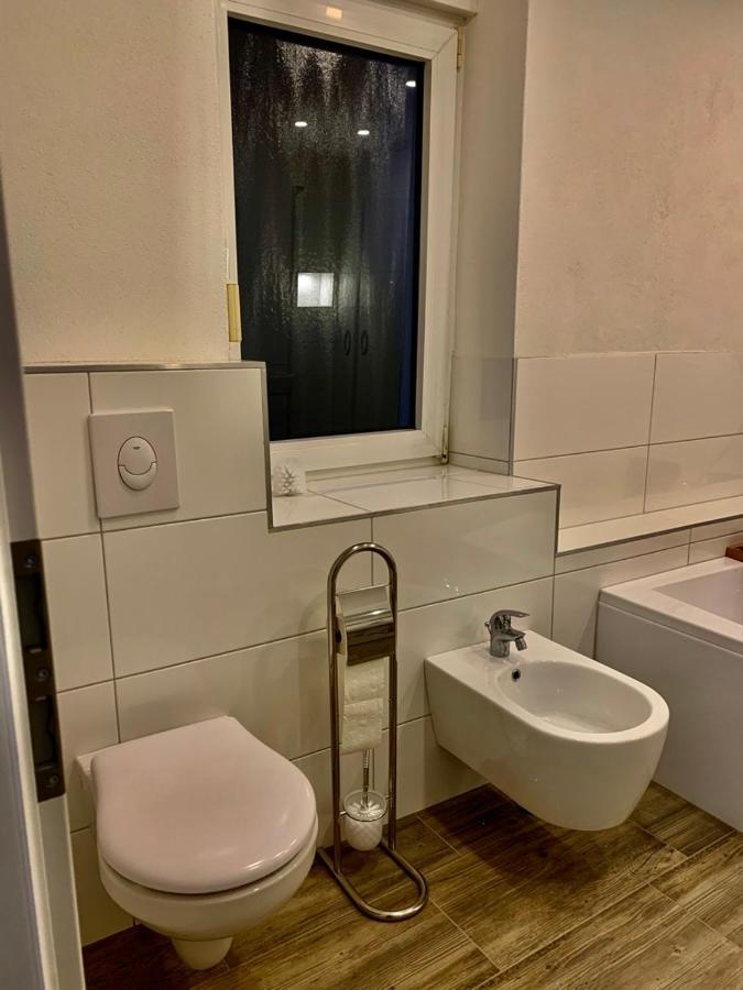 Monteurzimmer Oberlistingen Zweibettzimmer Mit 2 Baedern Breuna Exterior foto