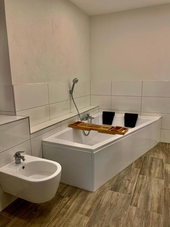 Monteurzimmer Oberlistingen Zweibettzimmer Mit 2 Baedern Breuna Exterior foto